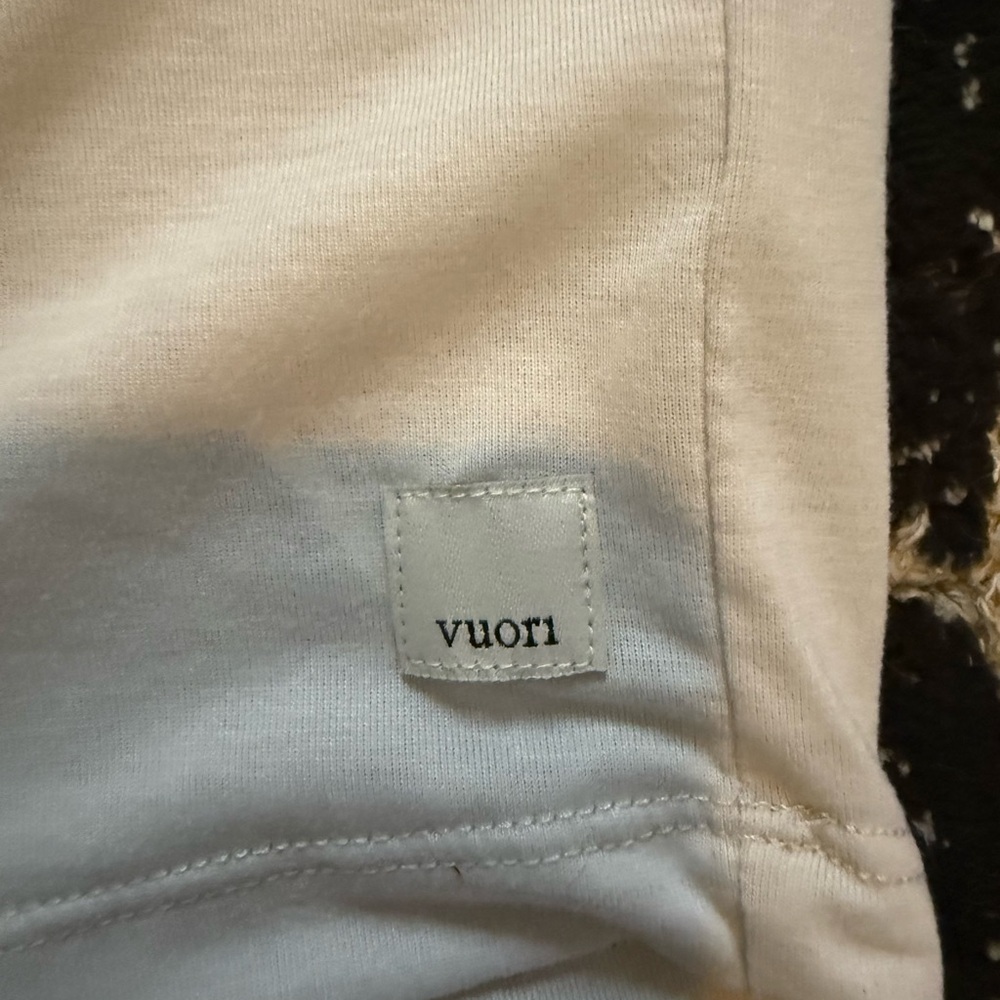 Vuori t shirt size medium